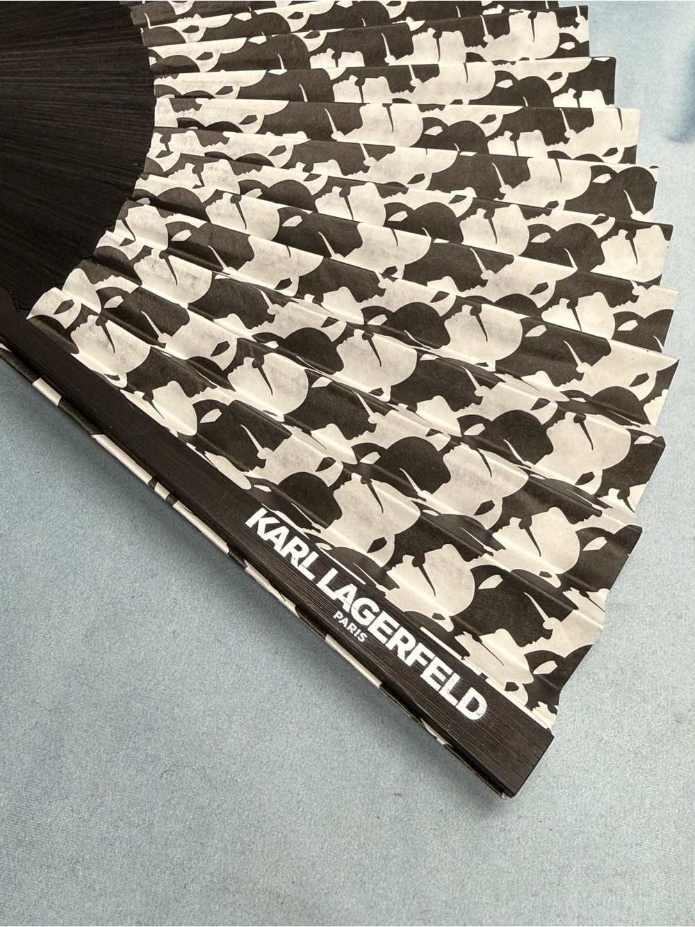 (new+plastic) Karl Lagerfeld Paris (RARE) Monogram Folding Hand Fan with Logo - Picture 3 of 6